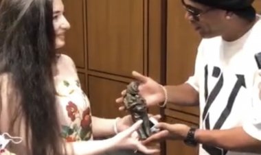 رونالدينيو كرّم الممرضة التي أنقذت 3 أطفال في انفجار 4 آب