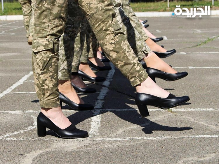 تنديد في أوكرانيا بإشراك جنديات في عرض عسكري وهنّ ينتعلن أحذية نسائية