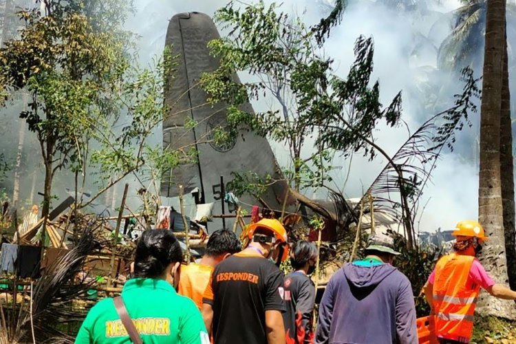 50 قتيلا في تحطم الطائرة العسكرية الفيليبينية وقوات الأمن تبحث عن الصندوقين الأسودين