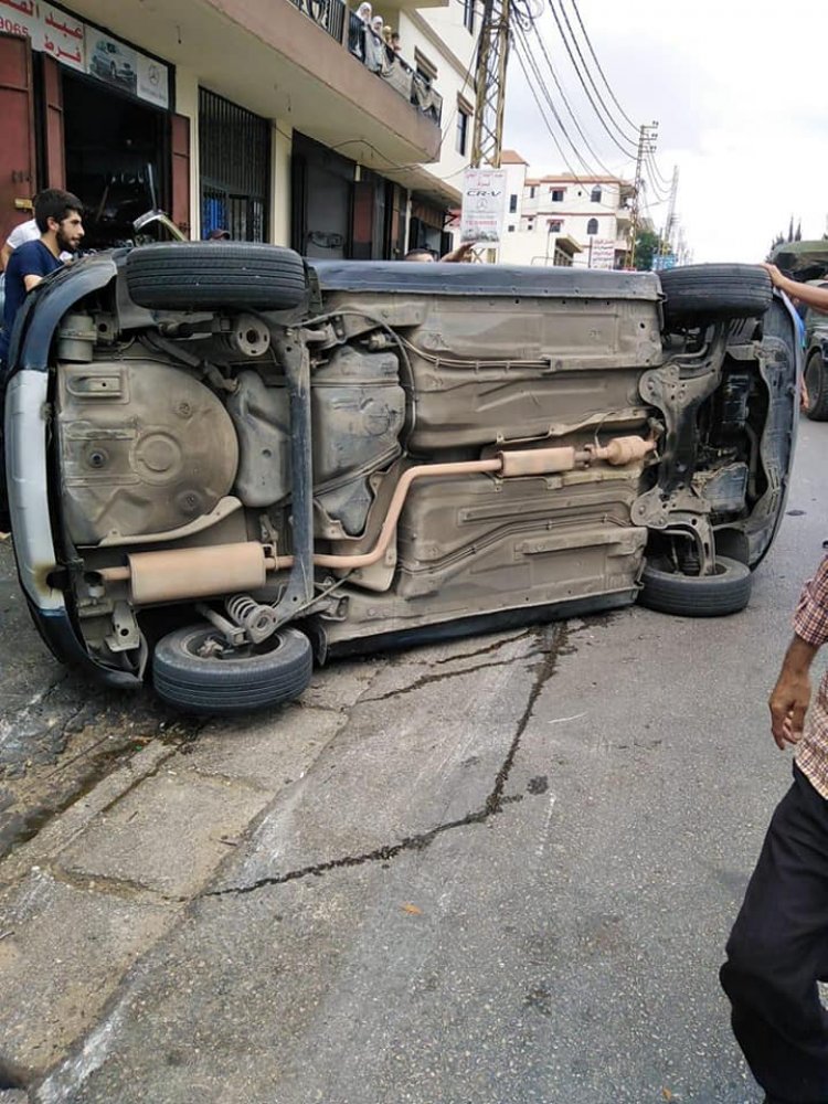 زحمة سير خانقة جراءانقلاب سيارة على اوتوستراد غزير