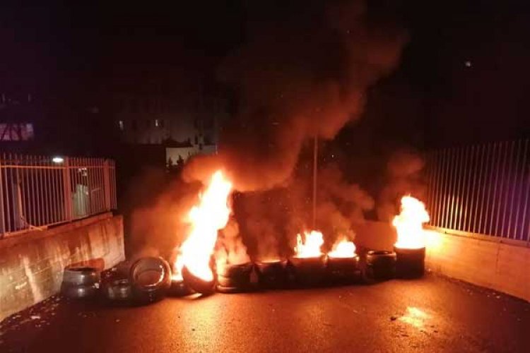 محتجون من برج العرب قطعوا الطريق احتجاجا على  انقطاع التيار الكهربائي  والمازوت