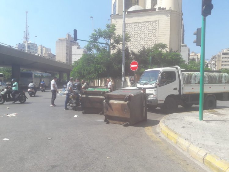 محتجون قطعوا طريق الكولا لجهة كورنيش المزرعة