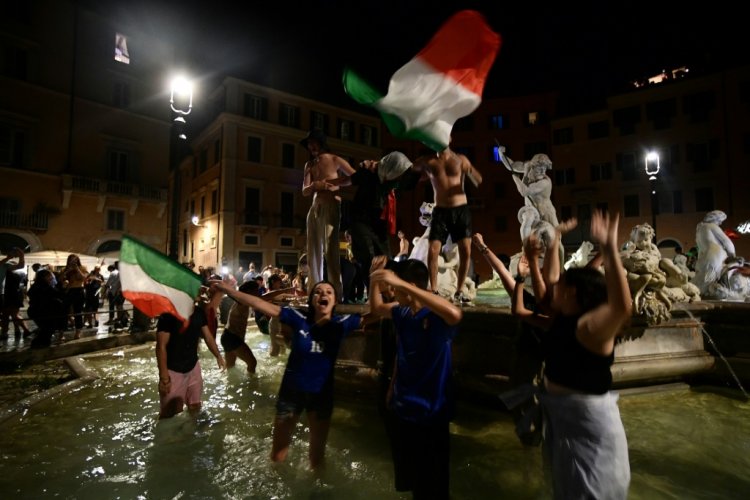 كأس أوروبا: إيطاليا تحتفل بتتويج أنساها مأساة "كوفيد-19"