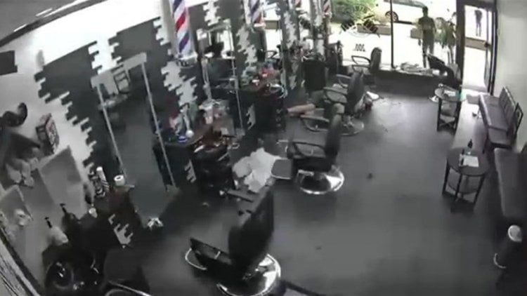 ما صحة الفيديو المتداول حول مقتل أحد الأشخاص داخل صالون للحلاقة في طرابلس؟
