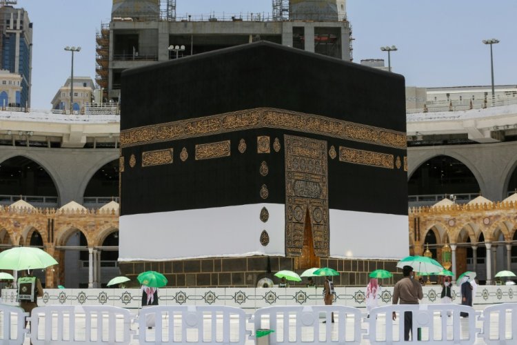 فرح ودموع لدى الحجاج المحظيين الى مكة