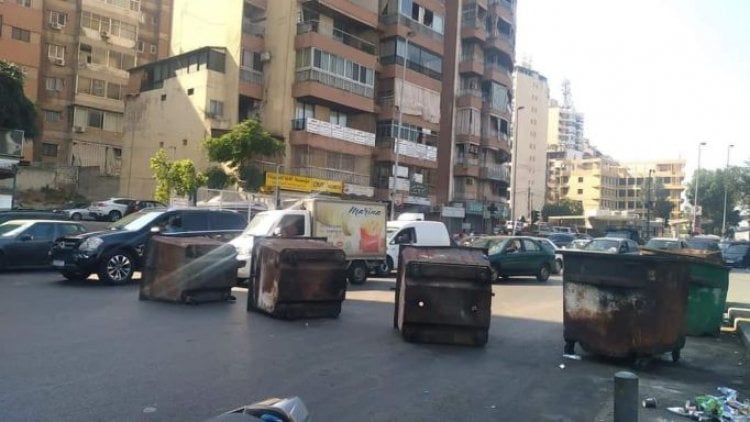 قطع طريق الكولا بمستوعبات للنفايات