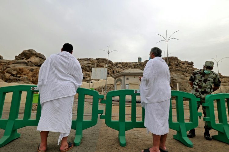 الحجاج على صعيد عرفات لتأدية الركن الأعظم من الحج الثاني في زمن كوفيد
