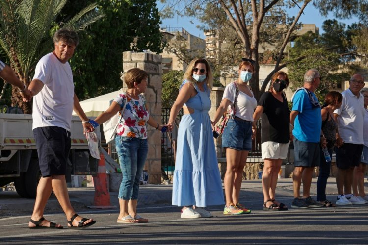 في مدينة فاروشا المهجورة.. قبارصة يونانيون وأتراك يتّحدون