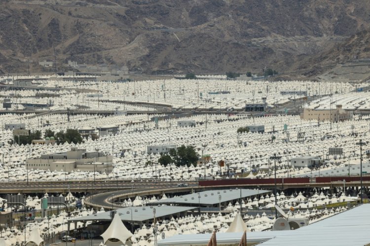 الحجاج يتدفقون إلى منى في ثاني أيام أكبر حج منذ جائحة كورونا