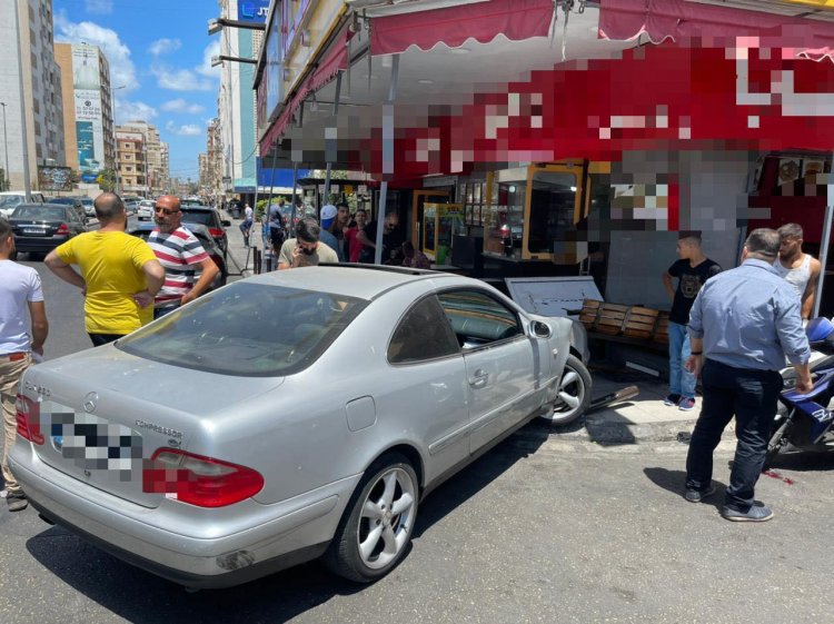 نقل مواطن الى المستشفى أصيب جراء اقتحام سيارة مطعم في صيدا