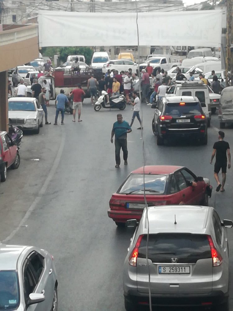أحد أصحاب المولدات في معركة قطع الطريق احتجاجا على نفاد المازوت
