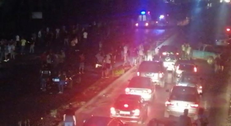 قطع طريق النبطية الزهراني عند جسر حبوش اعتراضا على التقنين القاسي للمولدات