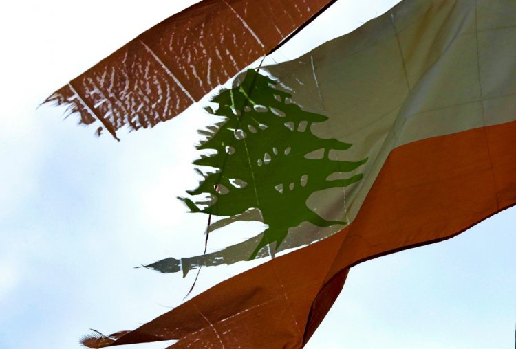 فنان يرسم بالطبشور أكبر علم لبناني في محاولة لدخول موسوعة غينيس
