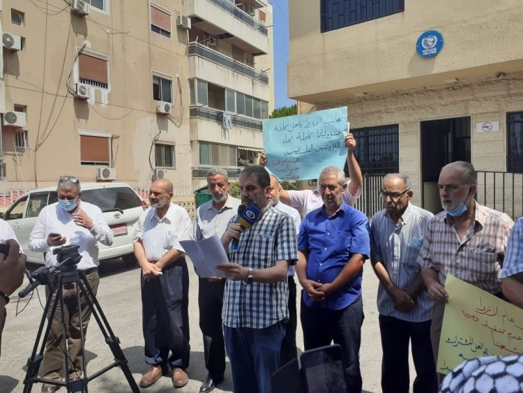 اعتصام لهيئة العمل الفلسطيني أمام الأونروا في صيدا احتجاجا على تقليص خدمات الوكالة والتأخير في تقديم المساعدات