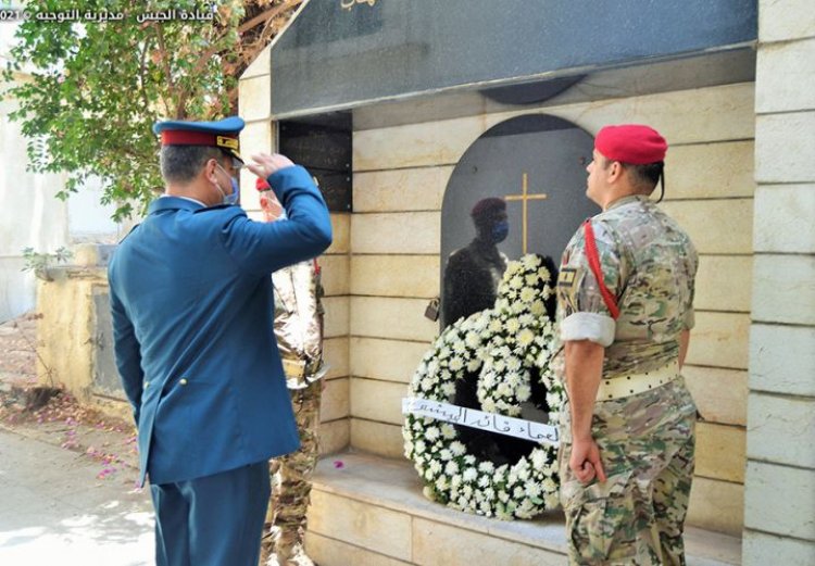 وضع أكاليل من الزهر على أضرحة قادة الجيش السابقين المتوفين بمناسبة عيد الجيش