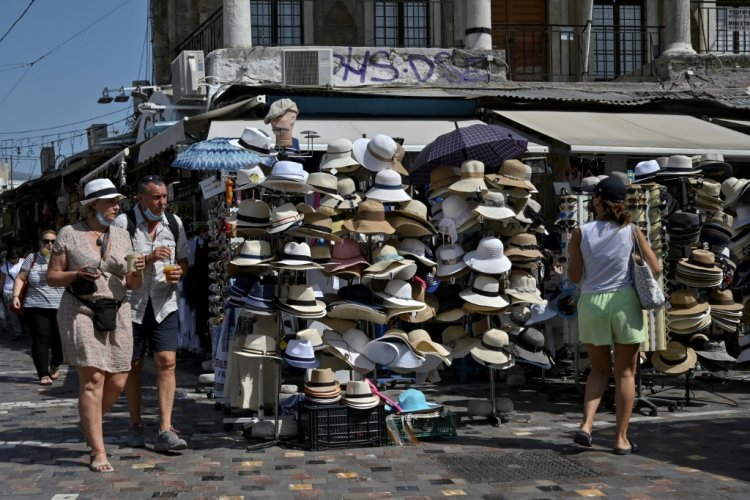 سكان أثينا وسياحها يحاولون التأقلم مع موجة حرّ جديدة