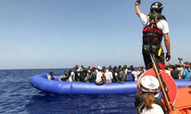 السفينة أوشن فايكينغ تطالب بميناء آمن لإنزال 555 مهاجرا على متنها
