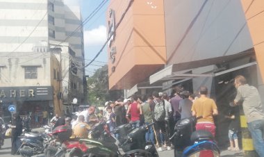 بالصور:  زحمة خانقة  للحصول على الخبز في الضاحية الجنوبية