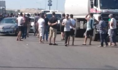 محتجون قطعوا طريقا امام احدى محطات الوقود في الزهراني بسبب رفضها بيع البنزين