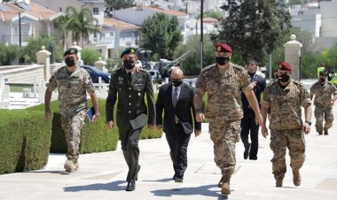 قائد الجيش غادر إلى الولايات المتحدة