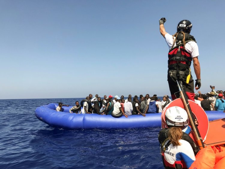 السفينة أوشن فايكينغ تطالب بميناء آمن لإنزال 555 مهاجرا على متنها