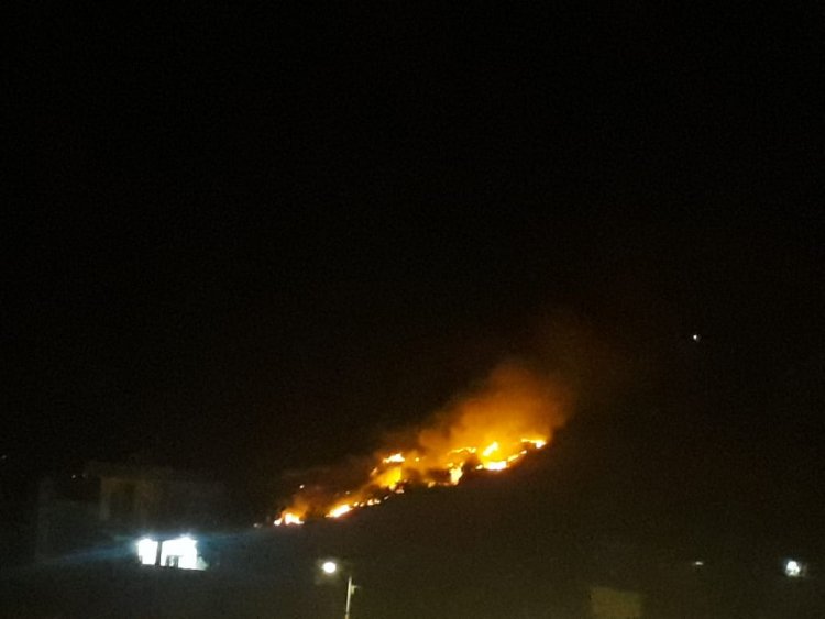 حريق في حرج الصنوبر ببلدة مجدلا يعمل عناصر الدفاع المدني على اهماده