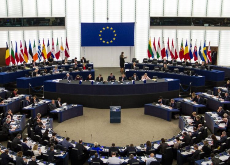 المفوضية الأوروبية تحظر نشاط 20 شركة طيران روسية في دول الاتحاد