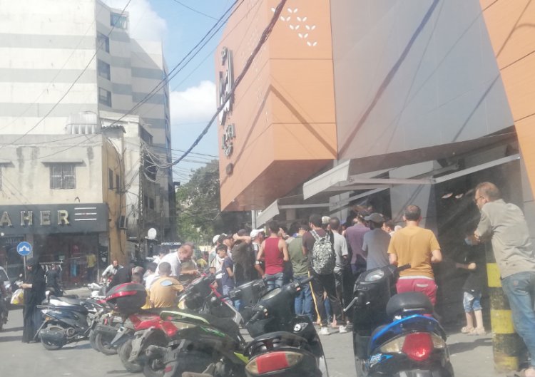 بالصور:  زحمة خانقة  للحصول على الخبز في الضاحية الجنوبية