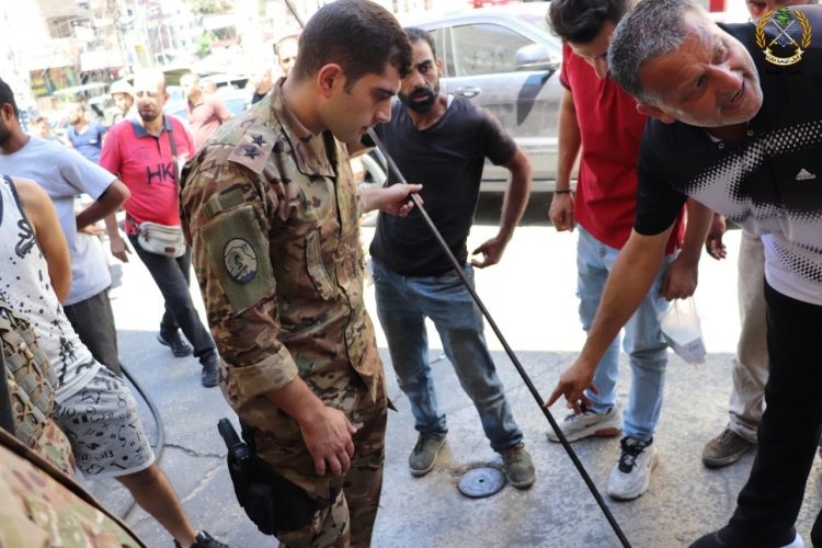 بالصور: الجيش  يوزع ١٢٥٠٠ ليتر من مادة البنزين على المواطنين