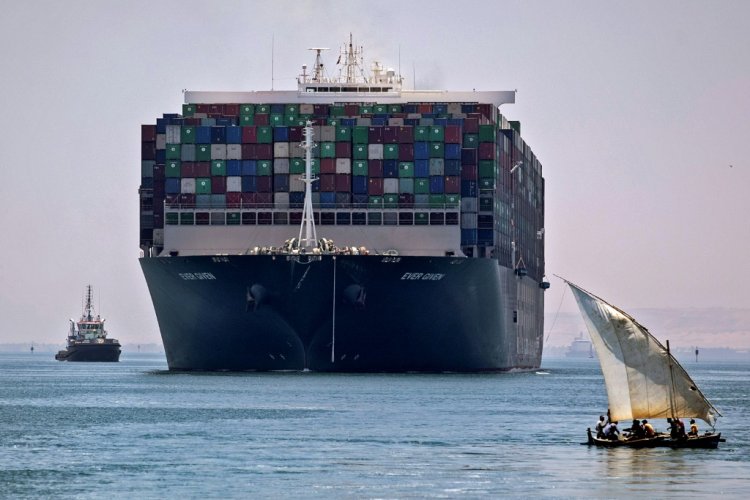 السفينة التي عطلت الملاحة في قناة السويس في طريق العودة إلى آسيا