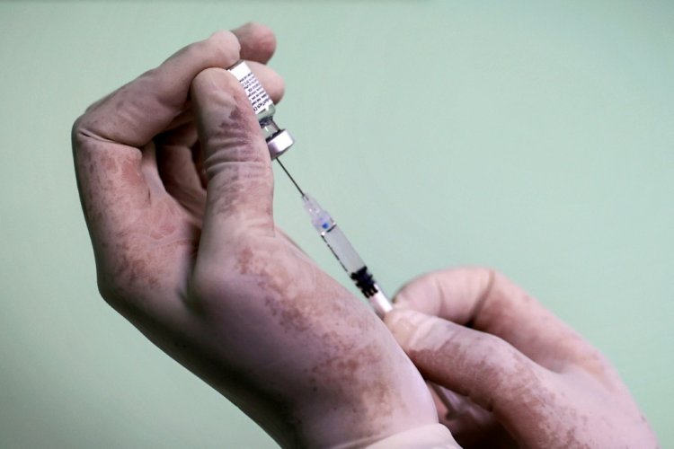مكافأة مالية لمتلقي اللقاح في غزة وإجازة بدون راتب لغير المطعمين في رام الله
