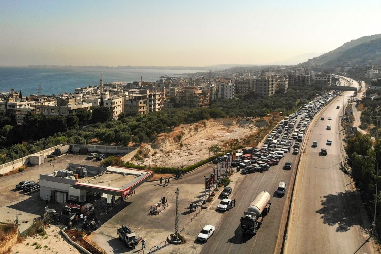 طوابير البنزين في لبنان لن تختفي... ومحطات الوقود بؤر توتر أمني