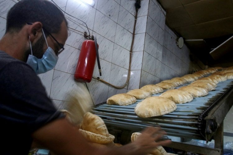 وزارة الاقتصاد تُخفّض سعر ربطة الخبز وترفع وزنها