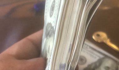 أربعة «مضاربين» خفّضوا سعر الدولار