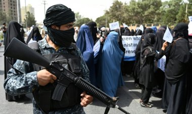 أفغانيات منقبات ينظمن تجمّعا مؤيدا لطالبان في كابول