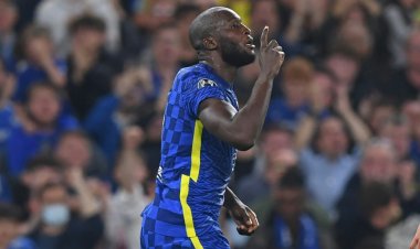 لوكاكو يطالب بمحاربة العنصرية بحزم أكبر