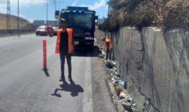 ورشة تنظيف المجاري المائية على الطريق الدولية من الحازمية وصولا الى المصنع بتوجيهات من وزير الاشغال