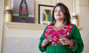 إبراز الفساتين التقليدية الملونة "وجهاً للثقافة" الأفغانية بدلاً من العباءة السوداء