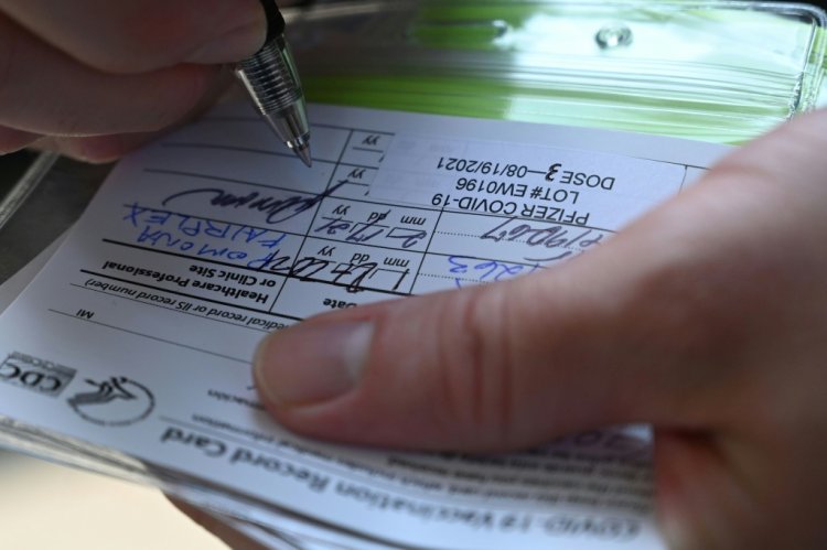 شبكات التواصل الاجتماعي مدعوة للتصدي لشهادات التلقيح المزيفة في الولايات المتحدة