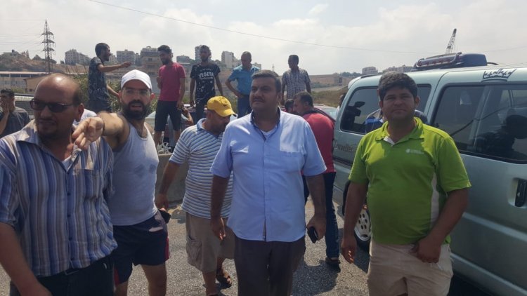 سائقو الميني باص قطعوا اوتوستراد طرابلس بيروت ...السيد: الاعتصام اليوم تحذيري ومزيد من التصعبد اذا لم تحل الأزمة