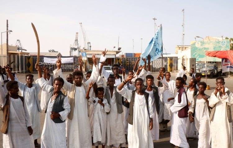 محتجون يغلقون خطين لتصدير واستيراد النفط في بورتسودان ووزير يصف الوضع بأنه "خطير جدًا"