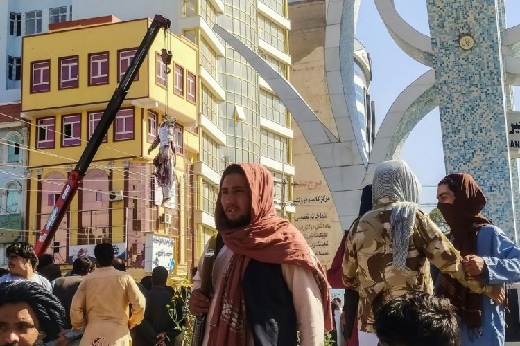 طالبان تعلّق جثامين أربعة خاطفين قتلتهم في هرات على رافعات "عبرة" لغيرهم