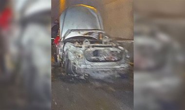 بالصورة: احتراق سيارة داخل نفق المطار يؤدي لإقفال مسلكي النفق