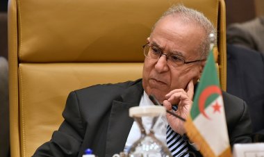وزير خارجية الجزائر: ماكرون يعاني من "إفلاس" في الذاكرة