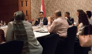 رئيس الوزراء اليمني يحمّل الحوثيين مسؤولية انفجار سيارة مفخخة في عدن