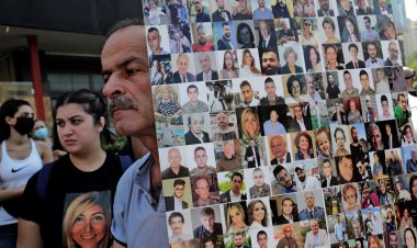 بالصورة - "باي باي"... مواطنون يقفلون مكتب القاضي حبيب مزهر بالشمع الأحمر