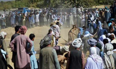 عائلات أفغانية شيعية تدفن ضحايا التفجير الانتحاري في قندهار