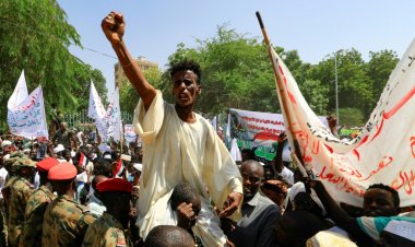 مئات السودانيين يعتصمون لليوم الثاني للمطالبة بسلطة عسكرية