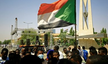 إطلاق قنابل غاز مسيّل للدموع على متظاهرين مناهضين للانقلاب في الخرطوم
