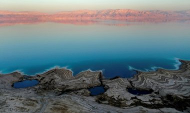 حفر امتصاصية غريبة مع انحسار البحر الميت